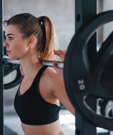 Kvinna på gym