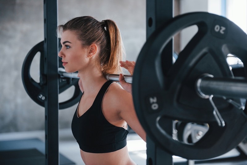 Kvinna på gym