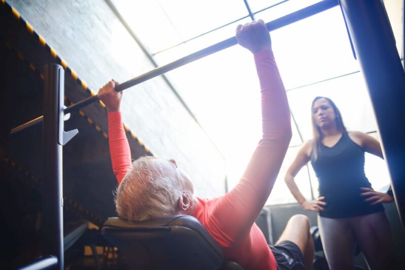 Senior på gym